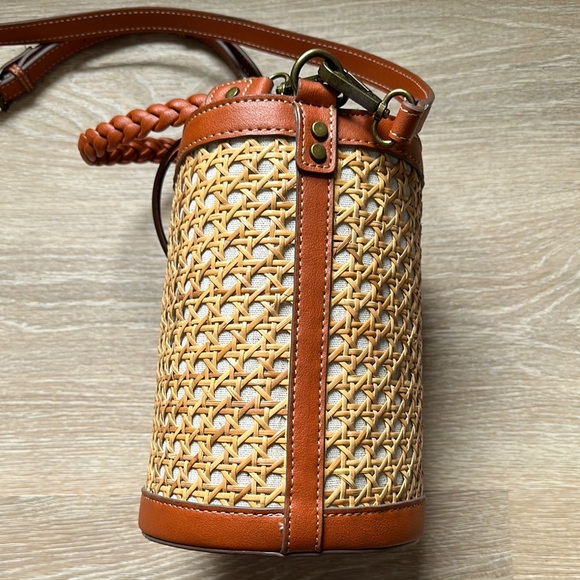 Tommy Bahama woven crossbody bucket bag with removable straps - Picture 6 of 11